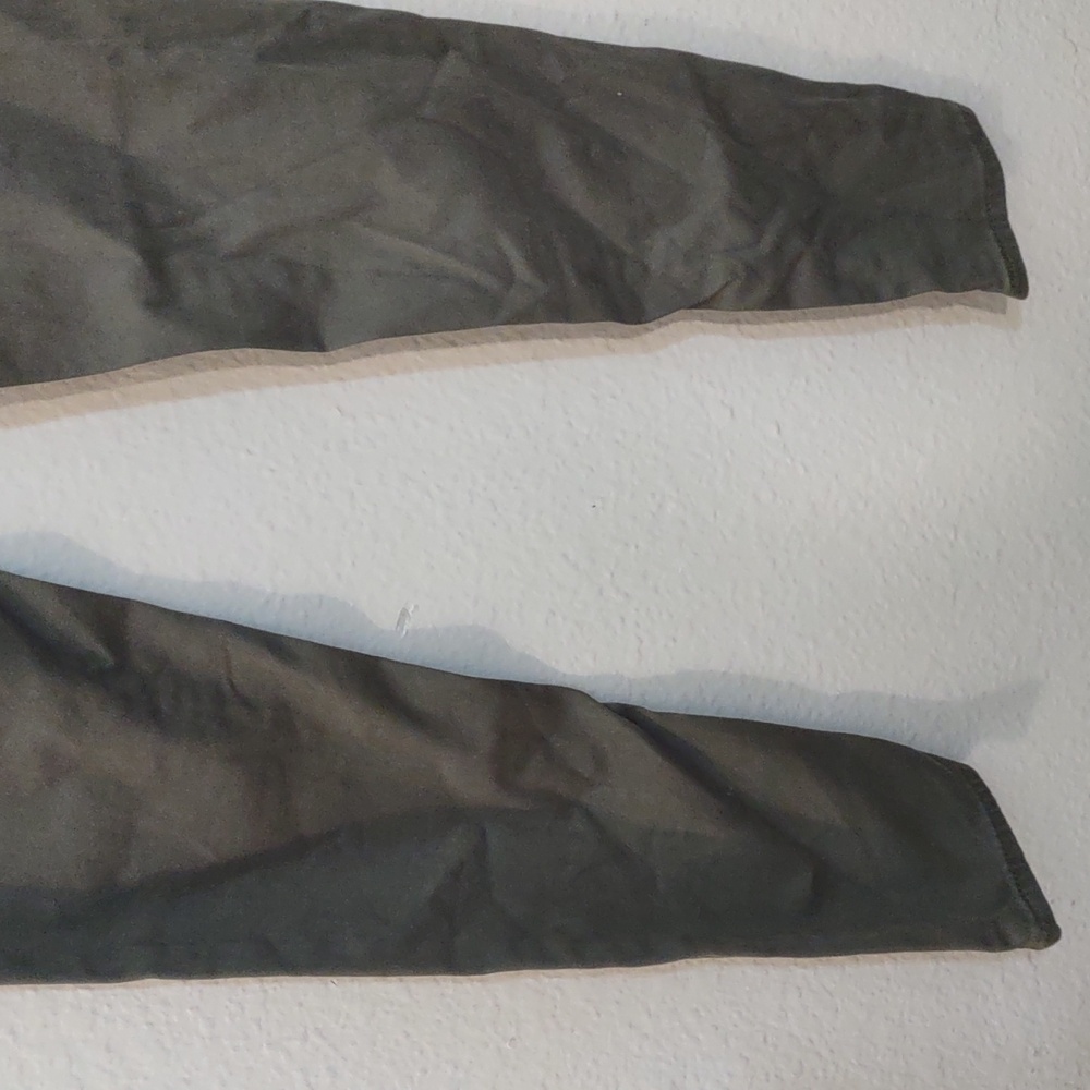 SLIGHTLY USED LEVIS COLOR OLIVE 710 SUPER SKINNY SIZE 25 AS SEEN IN PHOTOS - Picture 10 of 10